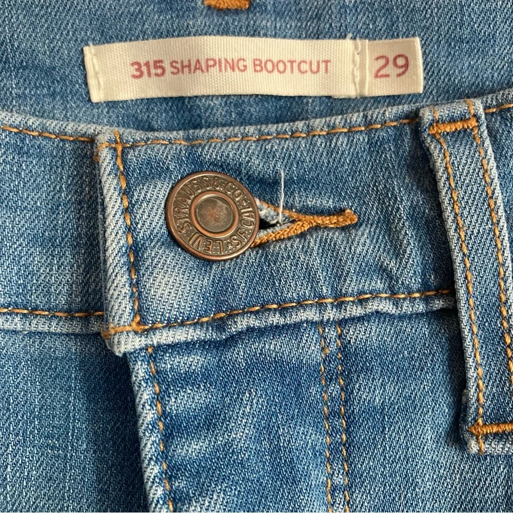 Levi's Women's 315 Shaping Boot Cut Jeans - Picture 4 of 7